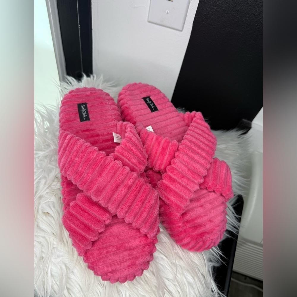 Pink Slippers For Women Size 11/12 - Picture 2 of 3